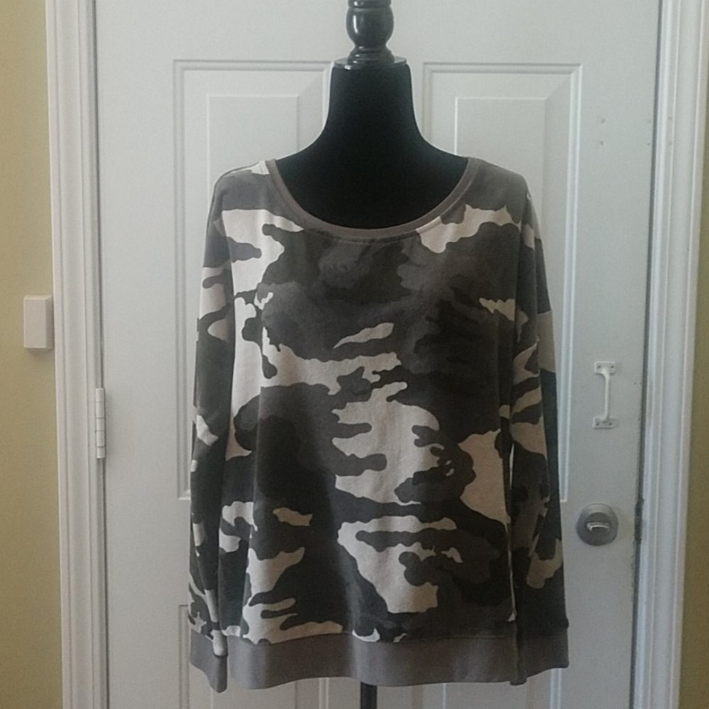 Camouflage velour shirt fitted waste. Size L